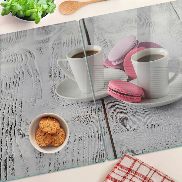 Snijplanken glas Koffie en macarons op een houten achtergrond.