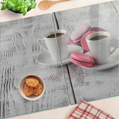 Snijplanken glas Koffie en macarons op een houten achtergrond.