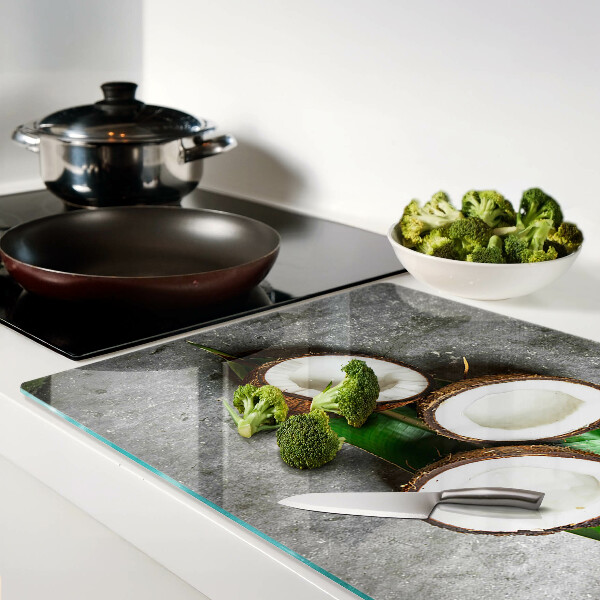 Glazen snijplanken Kokosnoot op een betonnen achtergrond