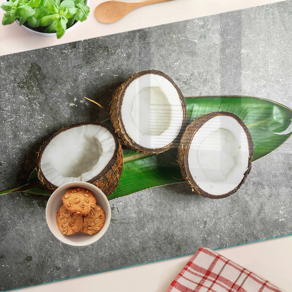 Glazen snijplanken Kokosnoot op een betonnen achtergrond