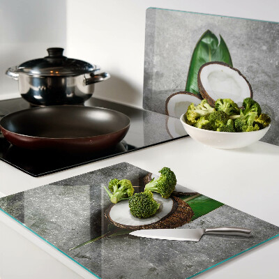 Glazen snijplanken Kokosnoot op een betonnen achtergrond