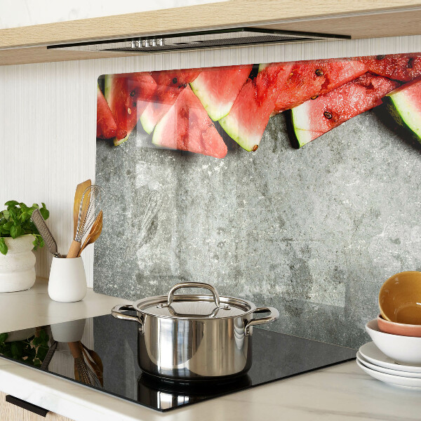 Snijplanken glas Watermeloenschijven op een grijze achtergrond