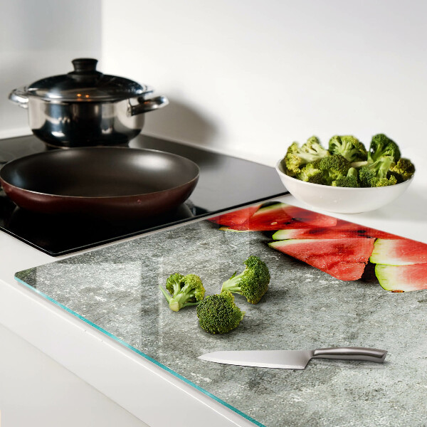 Snijplanken glas Watermeloenschijven op een grijze achtergrond