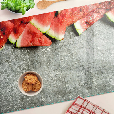 Snijplanken glas Watermeloenschijven op een grijze achtergrond