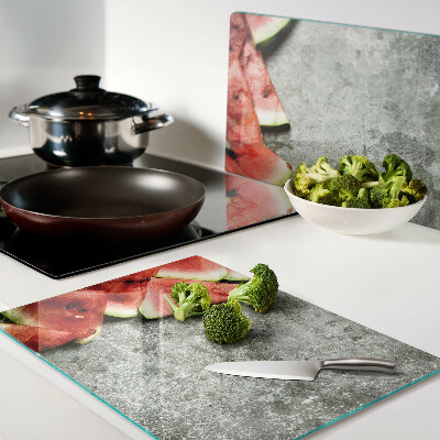 Snijplanken glas Watermeloenschijven op een grijze achtergrond