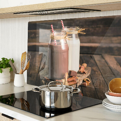 Glazen snijplanken Potten met drankjes op een houten achtergrond