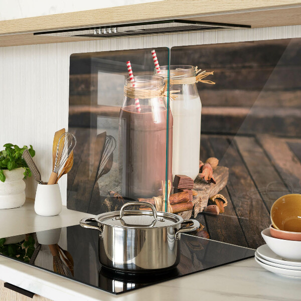 Glazen snijplanken Potten met drankjes op een houten achtergrond