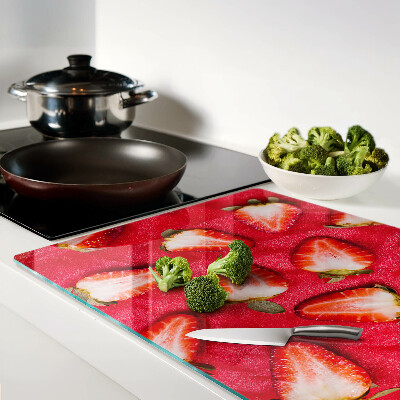 Snijplanken van glas Aardbeien op een roze achtergrond