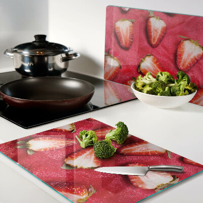 Snijplanken van glas Aardbeien op een roze achtergrond