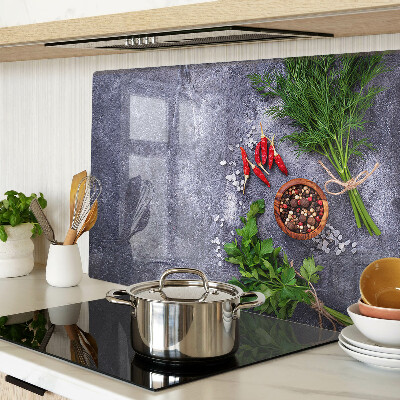 Glazen snijplanken Kruiden en specerijen op een stenen achtergrond