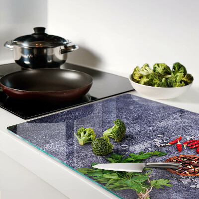 Glazen snijplanken Kruiden en specerijen op een stenen achtergrond