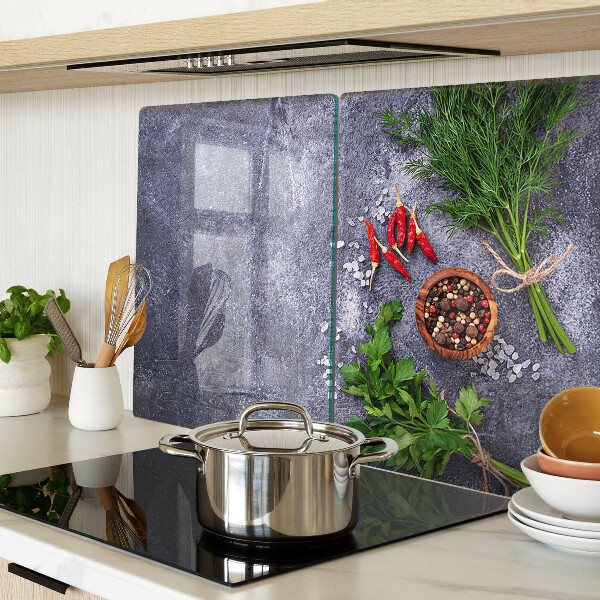 Glazen snijplanken Kruiden en specerijen op een stenen achtergrond