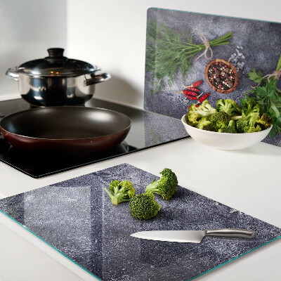 Glazen snijplanken Kruiden en specerijen op een stenen achtergrond