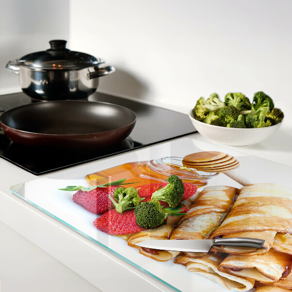 Snijplanken van glas Pannenkoeken met honing en aardbeien