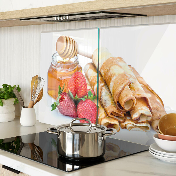 Snijplanken van glas Pannenkoeken met honing en aardbeien