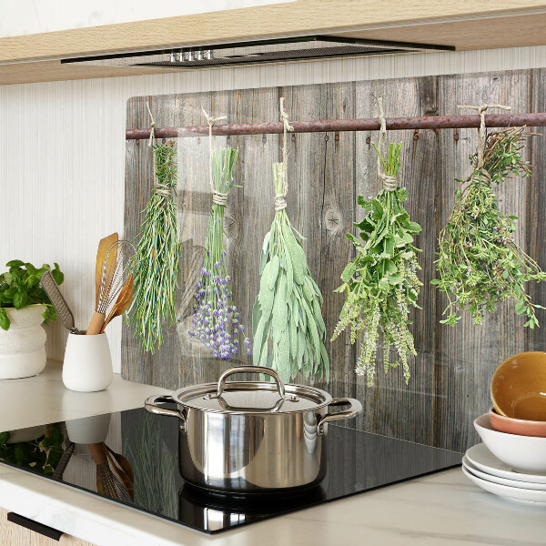 Snijplanken van glas Kruiden op een houten achtergrond