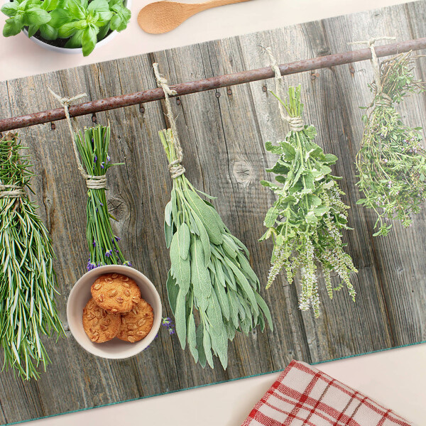 Snijplanken van glas Kruiden op een houten achtergrond