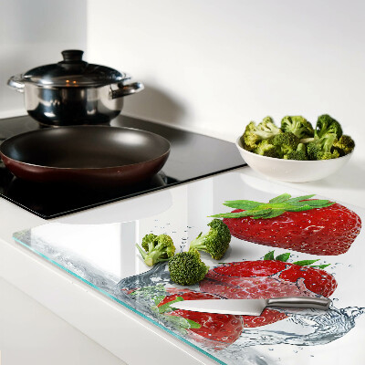 Snijplanken van glas Aardbeien in water