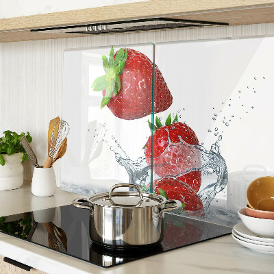 Snijplanken van glas Aardbeien in water