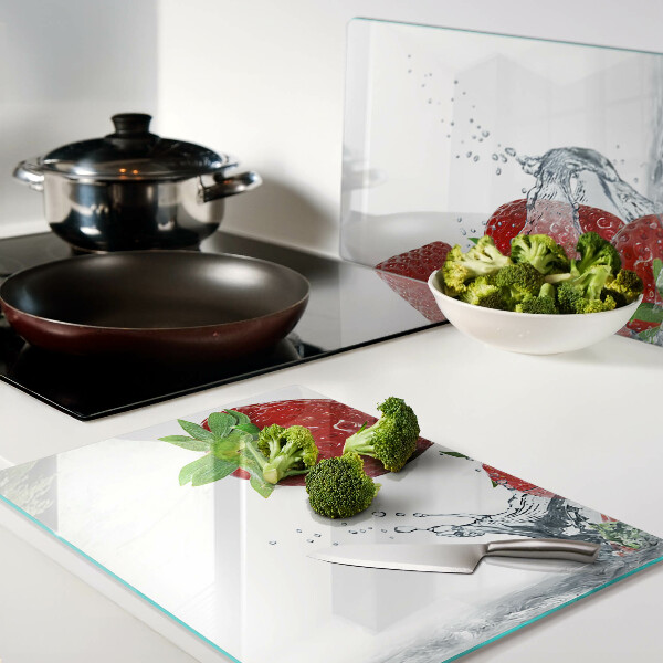 Snijplanken van glas Aardbeien in water