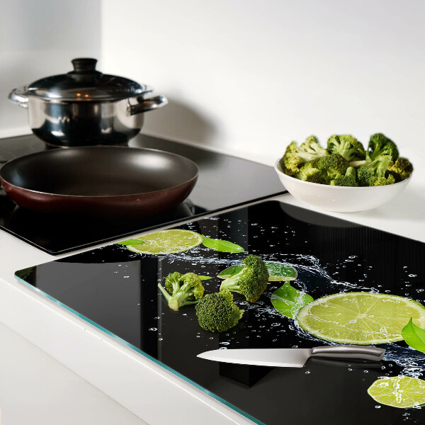 Snijplanken van glas Citroenen in water met muntblaadjes