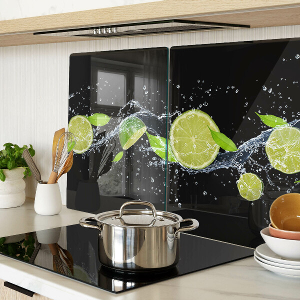 Snijplanken van glas Citroenen in water met muntblaadjes