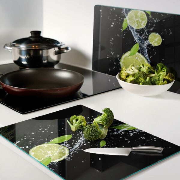 Snijplanken van glas Citroenen in water met muntblaadjes