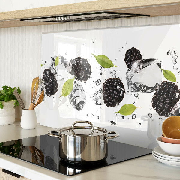 Snijplanken van glas Frambozen met blaadjes en waterdruppels