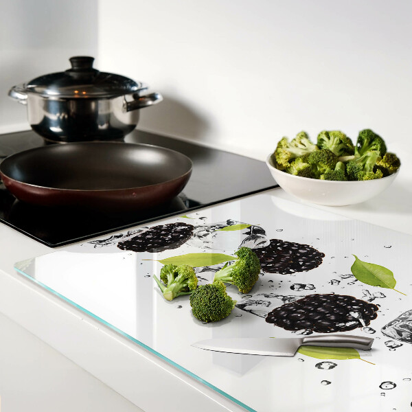 Snijplanken van glas Frambozen met blaadjes en waterdruppels