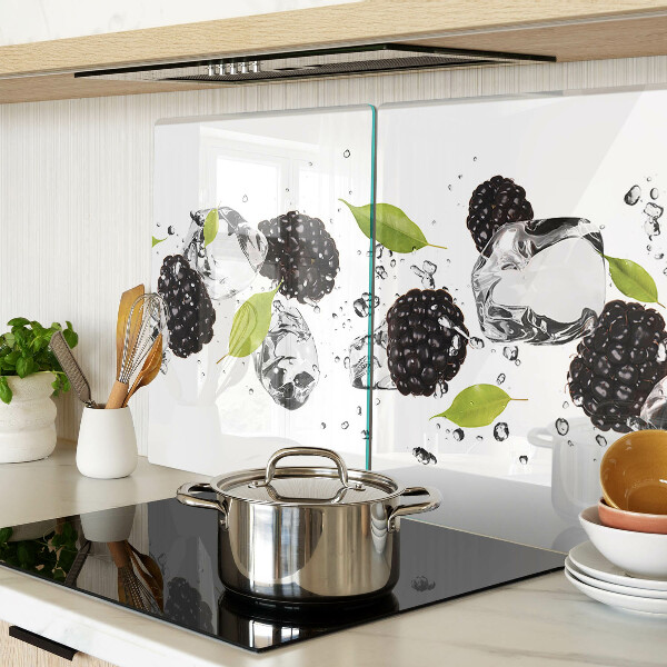 Snijplanken van glas Frambozen met blaadjes en waterdruppels