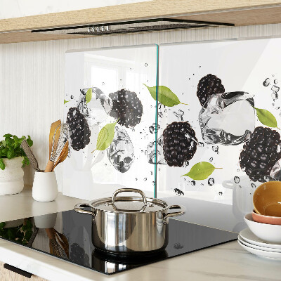 Snijplanken van glas Frambozen met blaadjes en waterdruppels