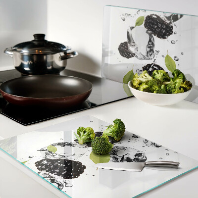 Snijplanken van glas Frambozen met blaadjes en waterdruppels