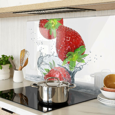 Snijplanken van glas Aardbeien in water