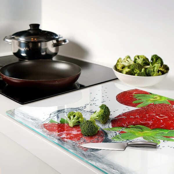 Snijplanken van glas Aardbeien in water