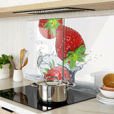 Snijplanken van glas Aardbeien in water