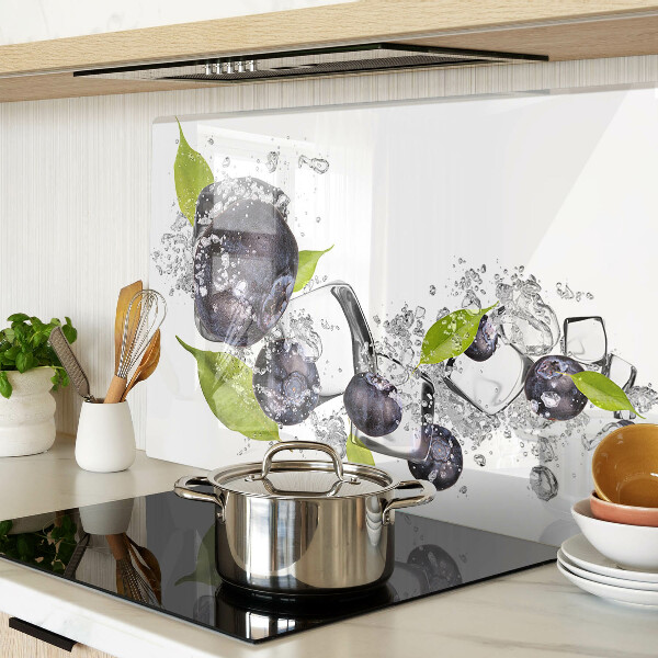 Snijplanken glas Pruimen in water met bladeren