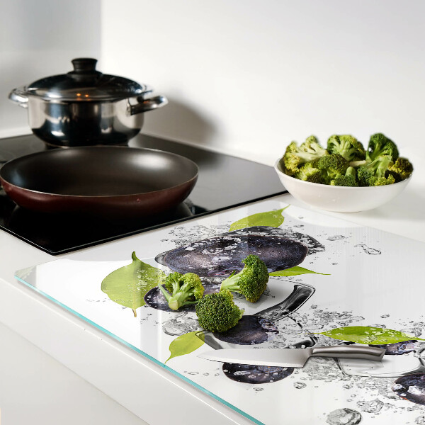 Snijplanken glas Pruimen in water met bladeren