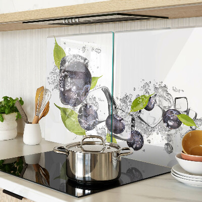 Snijplanken glas Pruimen in water met bladeren