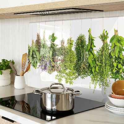 Snijplanken van glas Kruiden hangen aan een touwtje