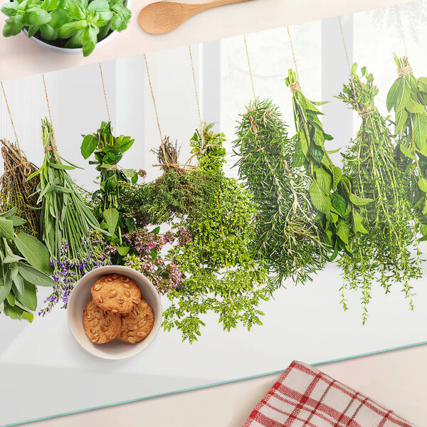 Snijplanken van glas Kruiden hangen aan een touwtje