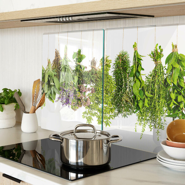 Snijplanken van glas Kruiden hangen aan een touwtje