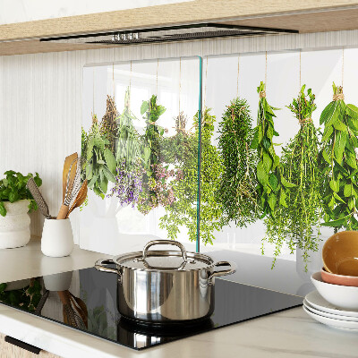 Snijplanken van glas Kruiden hangen aan een touwtje