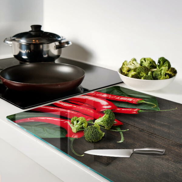 Snijplanken van glas Chilipepers op een houten achtergrond