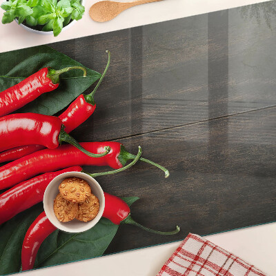 Snijplanken van glas Chilipepers op een houten achtergrond