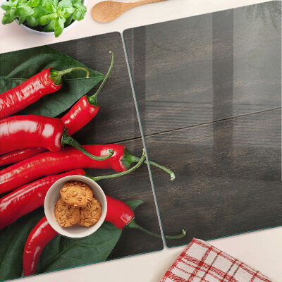 Snijplanken van glas Chilipepers op een houten achtergrond