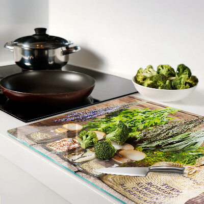 Snijplanken van glas Kruiden en specerijen op een houten achtergrond