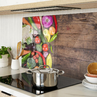 Snijplanken van glas Groenten op een houten achtergrond