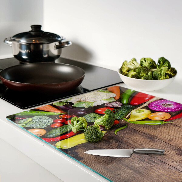 Snijplanken van glas Groenten op een houten achtergrond