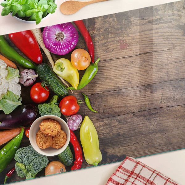Snijplanken van glas Groenten op een houten achtergrond