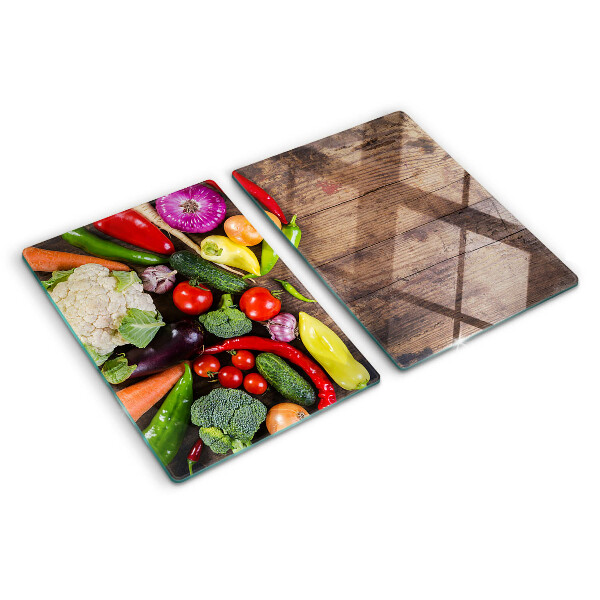 Snijplanken van glas Groenten op een houten achtergrond